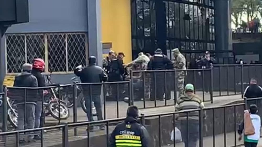 Policial e suspeito se enfrentam em tiroteio na aduana entre Brasil e Paraguai.; Reprodução: Globo