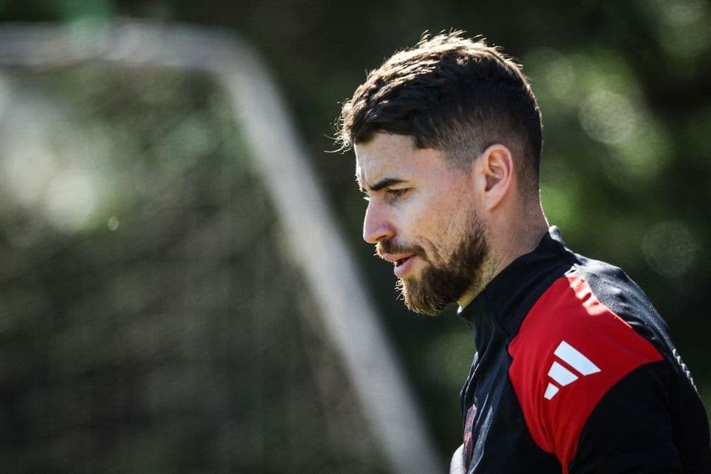Jogador Jorginho chega para treinamento e é cotado para reforçar o time rubro-negro. Reprodução: Globo