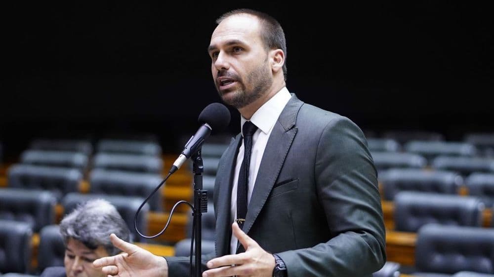 Louvor a Eduardo Bolsonaro: Apoio e Polêmica na Câmara