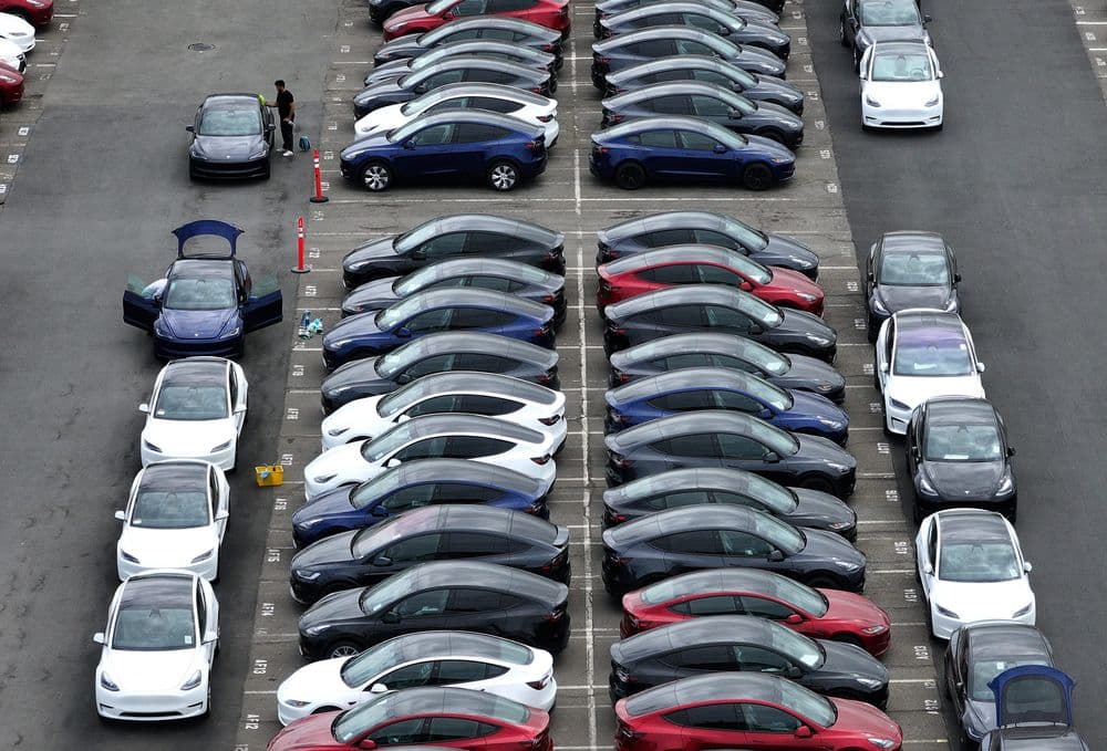 Tesla entrega 384 mil veículos no segundo trimestre, sua maior queda trimestral. Reprodução: Business Insider