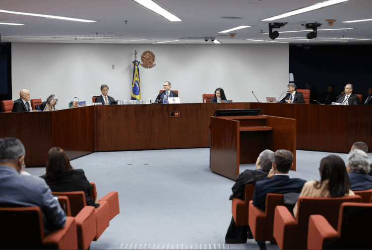 Suprema Corte determina que aparelhos sejam mantidos em envelopes lacrados durante julgamento. Reprodução: CNN Brasil