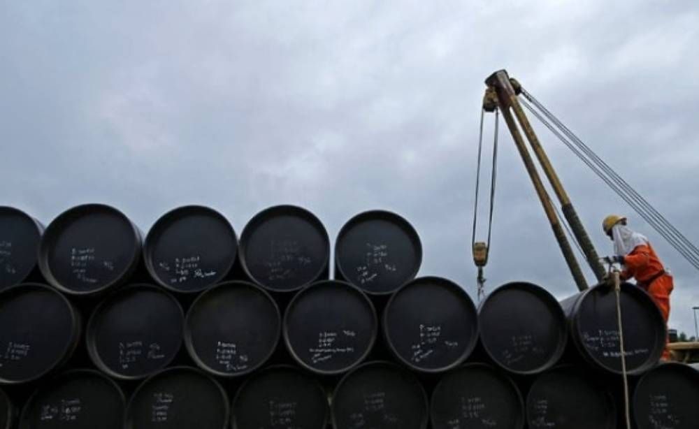 Petróleo cai quase 4% e tem menor valor em duas semanas