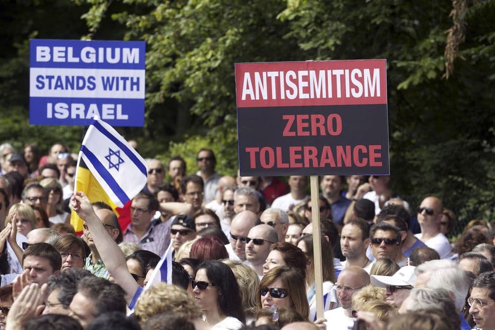 Manifestantes seguram bandeiras de Israel em apoio ao país durante a crise do Oriente Médio. Reprodução: Globo