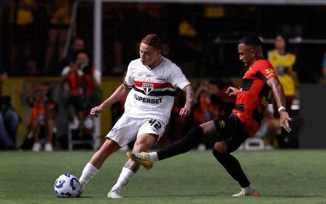 Jogador do Sport comemora gol em partida contra o São Paulo. Legenda da imagem. Reprodução: Sport.