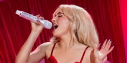 Sabrina Carpenter se apresenta ao vivo no The O2 Arena durante o BRIT Awards 2025. Reprodução: Business Insider