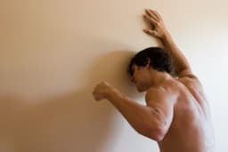 Homens expressam angústia em cena do reality 'Casados à Primeira Vista Austrália'. Reprodução: GQ Globo