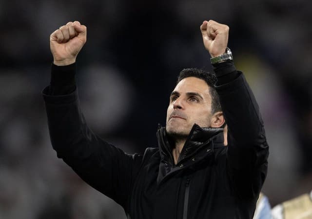 Meio-campista espanhol se destaca como centroavante e ajuda equipe na Champions League. Reprodução: Globo