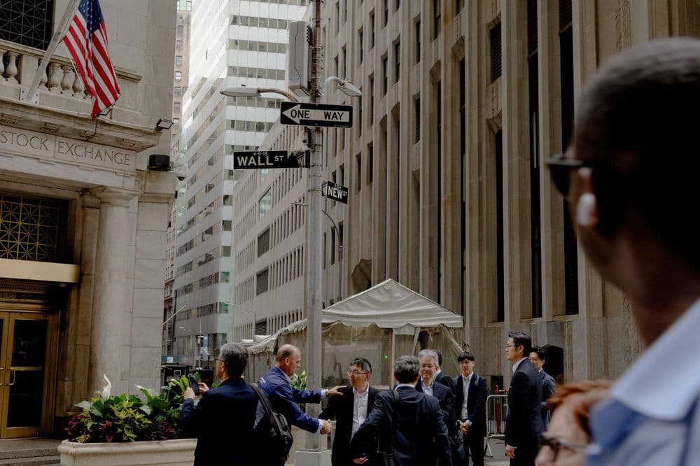 Investidores em Nova York discutem oportunidades de investimento com $10.000 no cenário atual do mercado.; Reprodução: Business Insider