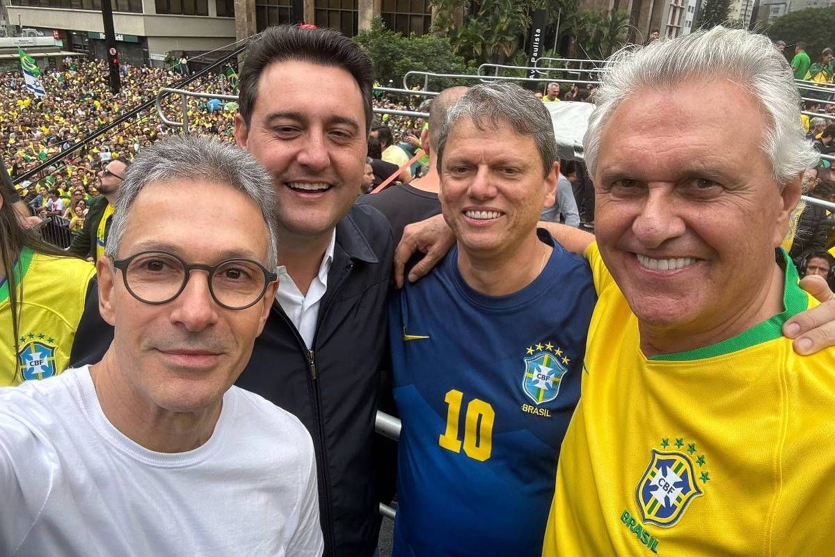 SP vira desafio para Flávio Bolsonaro, que pode ter até 1/3 dos prefeitos pedindo voto ‘Carcísio’