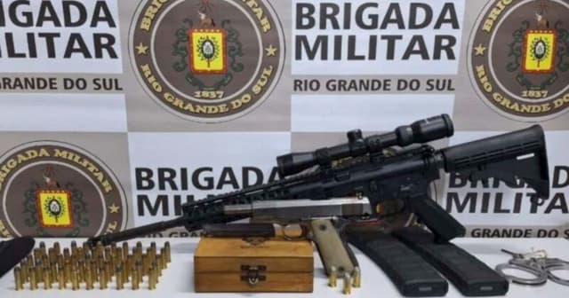 Roubo violento resulta em prisão e apreensão de armas