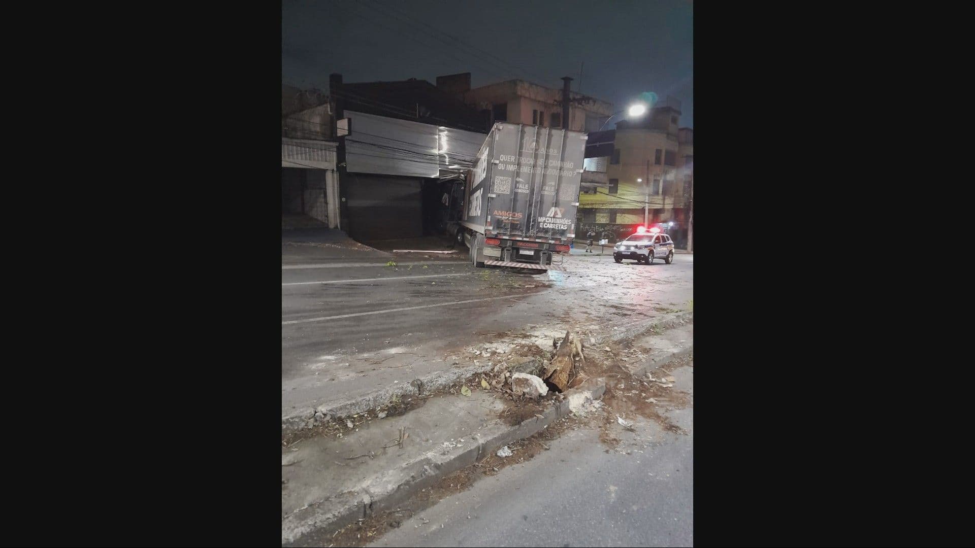 Caminhão perde o controle e atinge comércio na Avenida Amazonas, BH; porta danificada e trânsito interditado. Legenda da imagem. Reprodução: Retorno do item 11