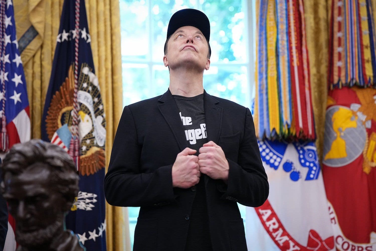 Elon Musk escuta Trump no Salão Oval, buscando restaurar sua imagem entre conservadores. Reprodução: Gizmodo