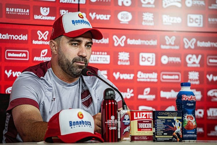 Técnico do Vila Nova destaca a importância de conquistar pontos fora de casa na Série B. Reprodução: Globo