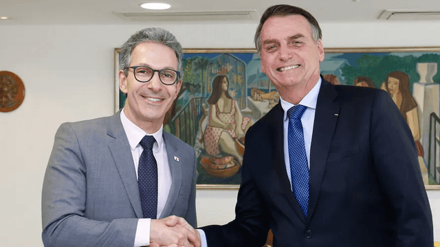 Zema Apresenta Bolsonaro Como Líder Oposto em Momento Crítico