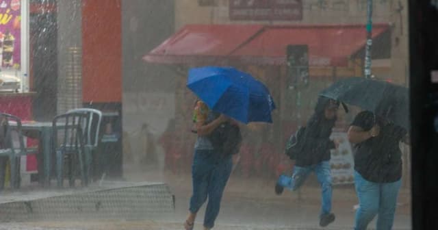 Chuvas Intenscas em São Paulo Causam Alagamentos e Falta de Energia