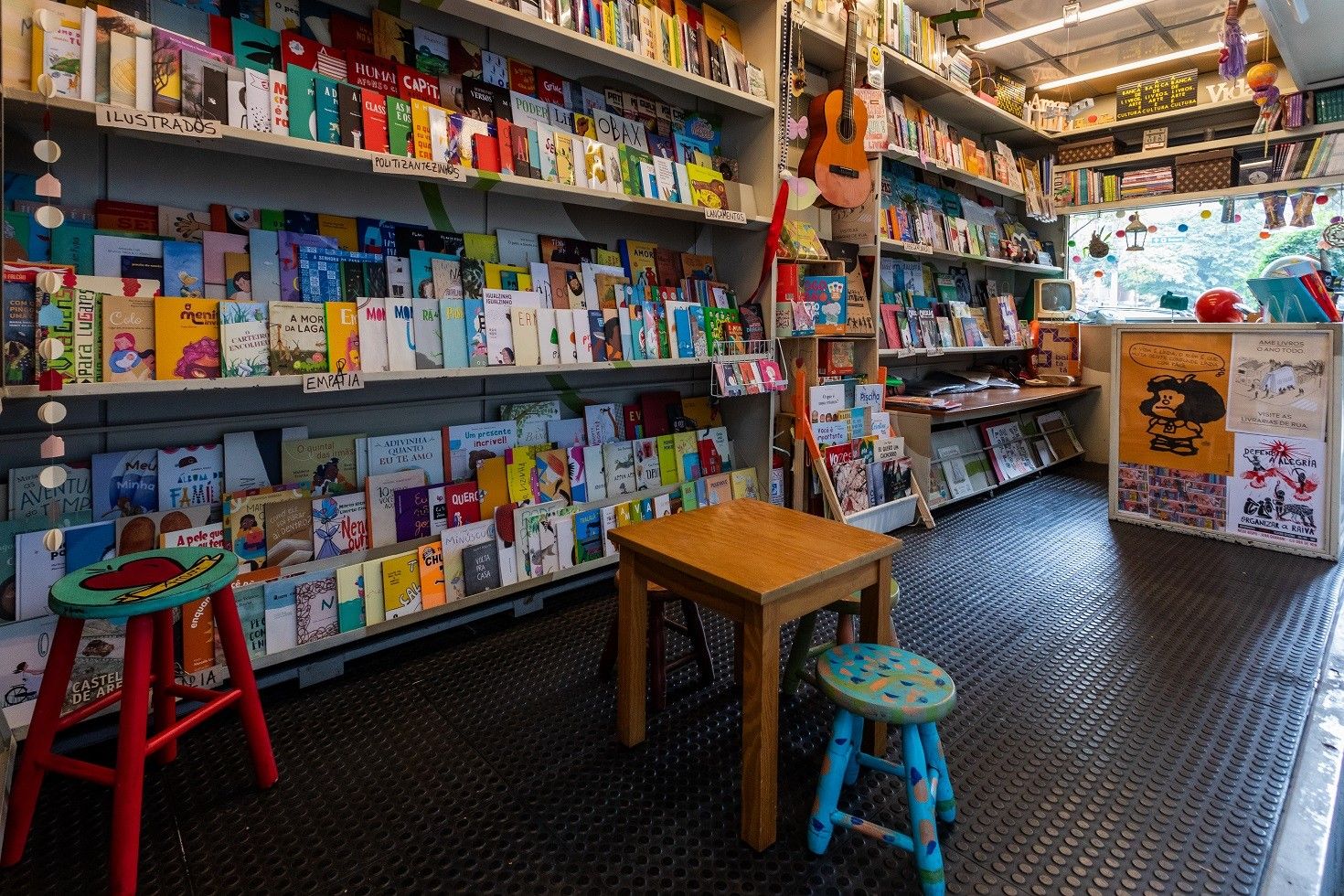 Banca de jornal exibe literatura infantil diante da proibição de livros nos EUA. Reprodução: Oglobo