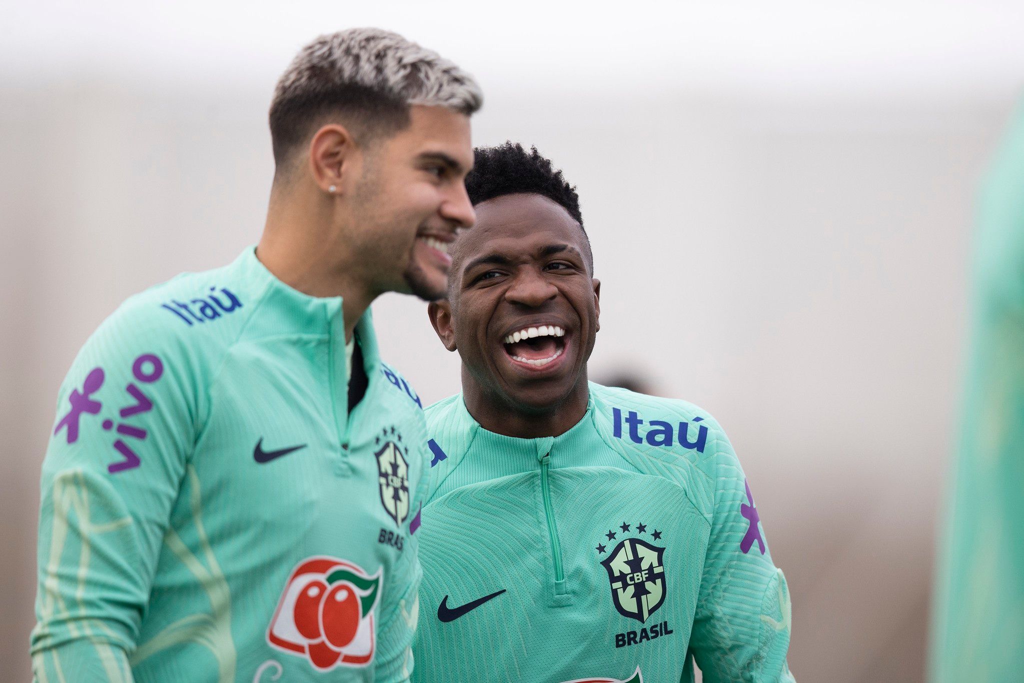 Jogadores brasileiros se divertem durante treino da seleção, se preparando para a jornada #39 do Cartola Internacional.