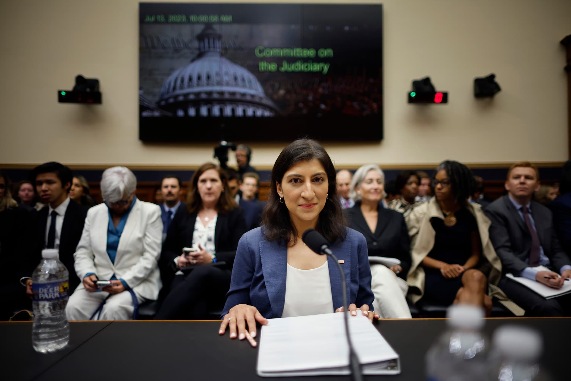 Lina Khan testemunha perante o Comitê Judicial da Câmara em Washington, após polêmica sobre Figma. Reprodução: Business Insider