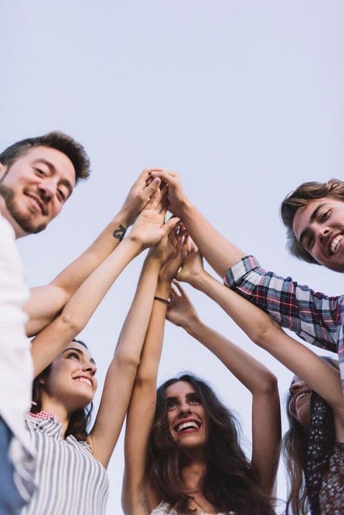 Estudo revela que laços sociais são mais importantes para o bem-estar do que dinheiro e fama. Reprodução: Globo