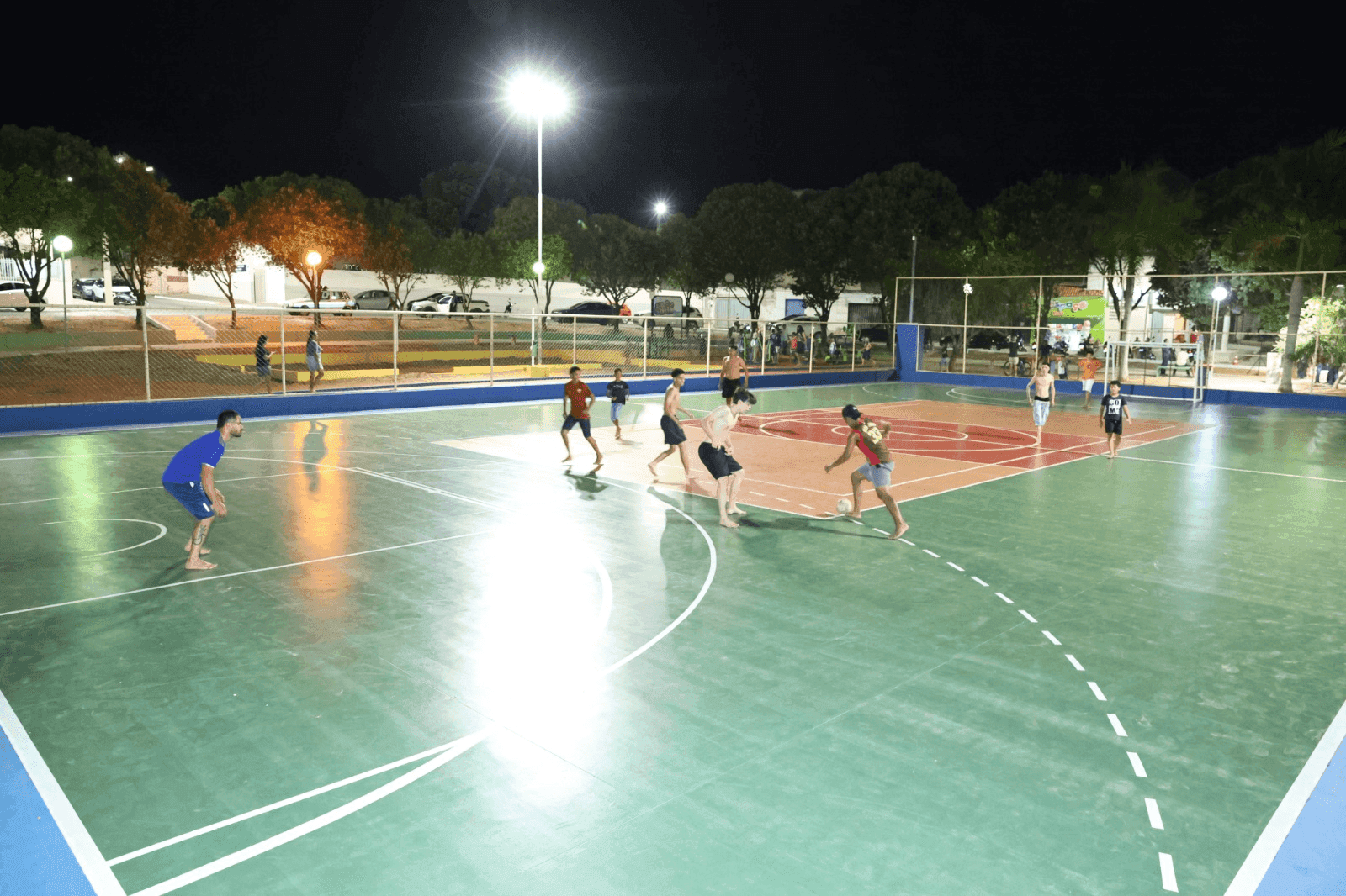Prefeito inaugurou quadra esportiva e revitalização da praça no bairro Antônio Pimenta. Reprodução: G1