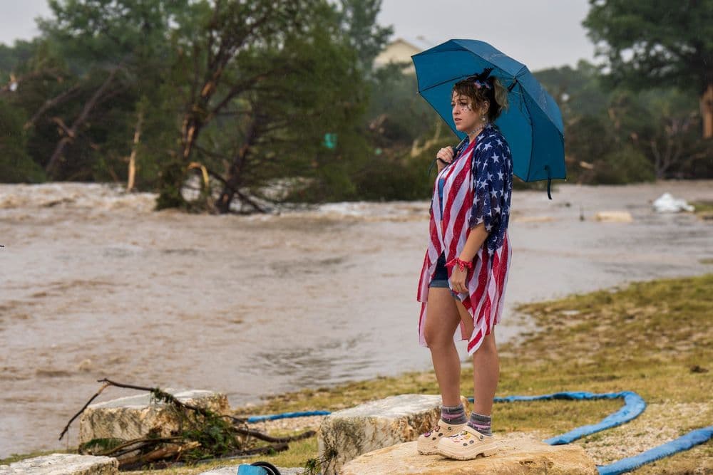 Resgatadores buscam pessoas desaparecidas em meio à devastação causada pelas enchentes no Texas. Reprodução: Eric Vryn/Getty Images