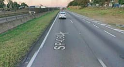 Dois carros capotaram no km 144 da Dutra, em São José dos Campos; feridos leves e tráfego lento. Reprodução: G1