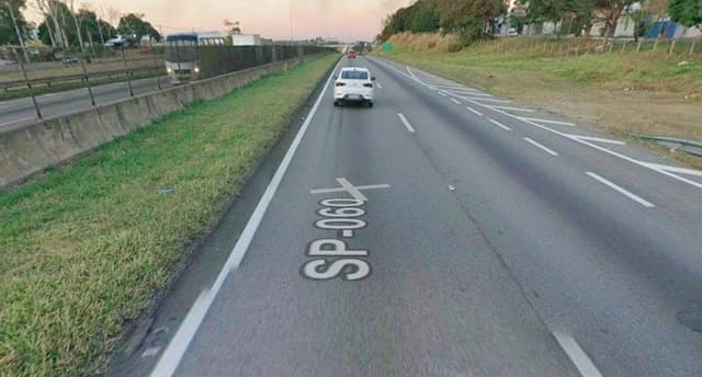 Dois carros capotaram no km 144 da Dutra, em São José dos Campos; feridos leves e tráfego lento. Reprodução: G1