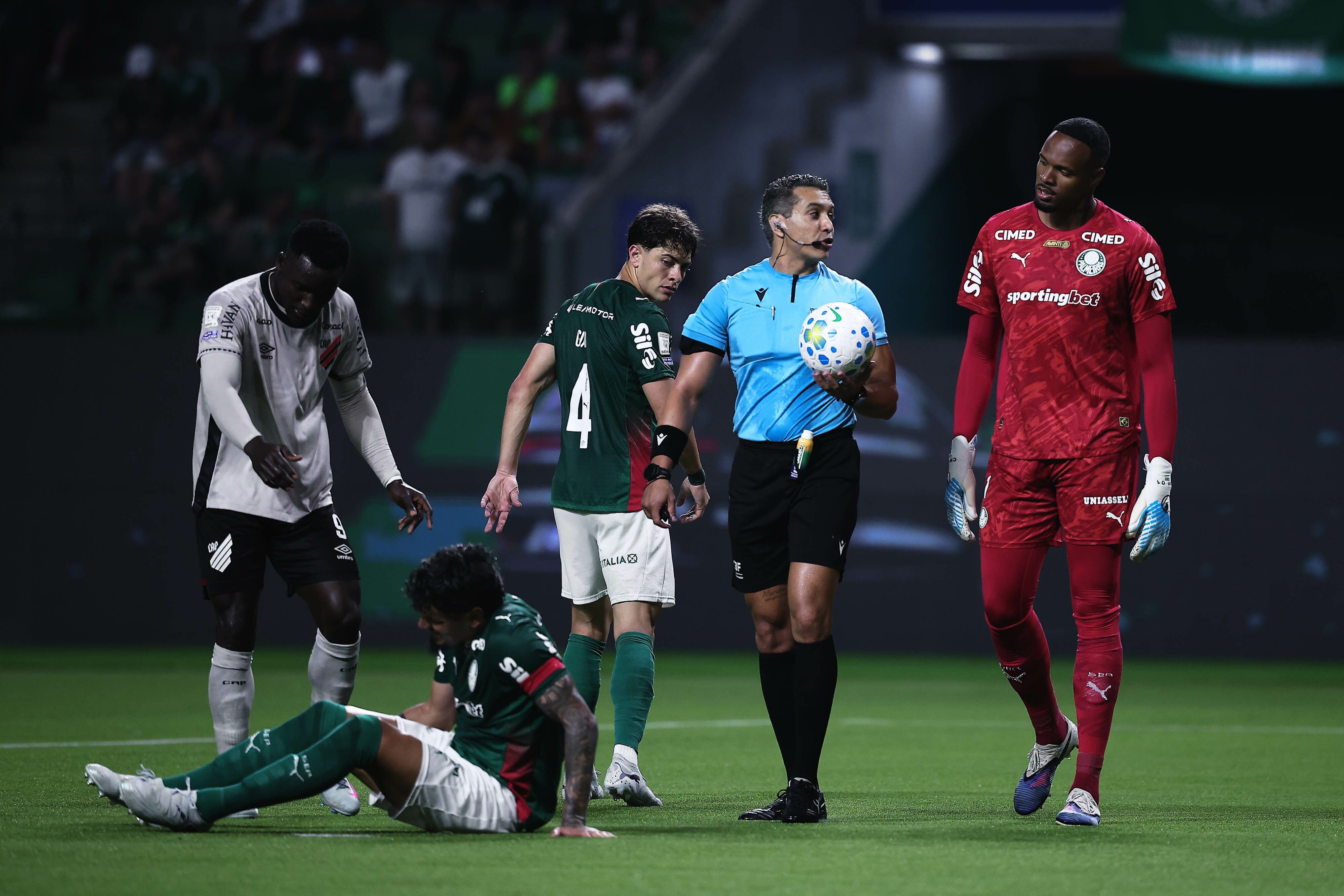 PC Oliveira concorda com anulação de pênalti em Palmeiras x Athletico-PR. Reprodução: Ge