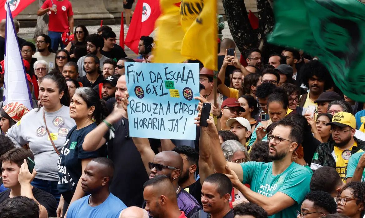 Câmara adia relatório da PEC 6×1 por divergência sobre período de transição