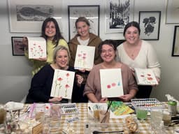 Autora, à direita, organiza festas temáticas para amigos, incluindo uma festa de aquarelas. Legenda da imagem. Reprodução: Alyssa Hakanson