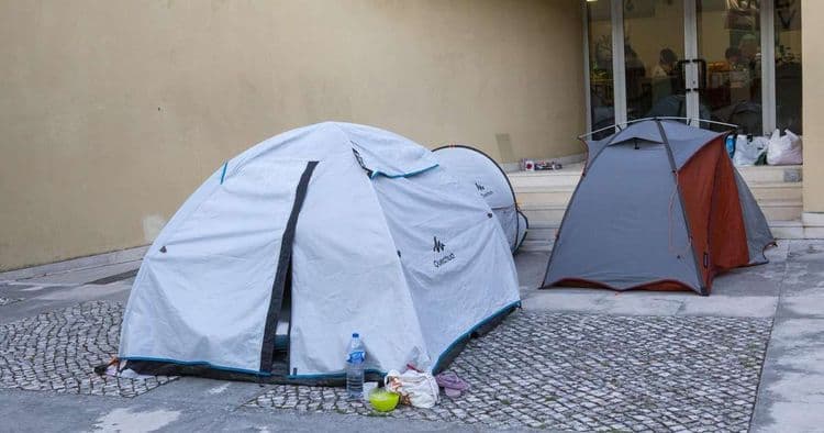 Brasileira é despejada e vive em barraca em Portugal