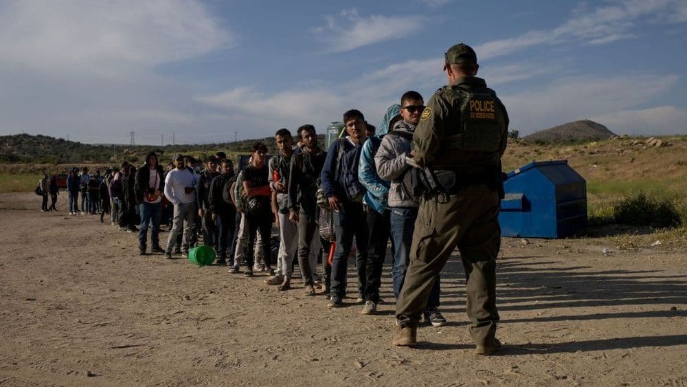 Imigrantes indianos relatam algemas durante voo de deportação