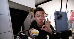 Yu Bo produz vídeos de culinária humorísticos para conectar China e EUA. Reprodução: Reuters