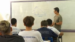 Aula de matemática em Ribeirão Preto, SP, durante as inscrições da Prova Nacional Docente. Reprodução: Globo
