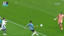 Magrão, goleiro do Fortaleza, recebe cartão amarelo logo no início do jogo contra o Grêmio. Reprodução: Globo