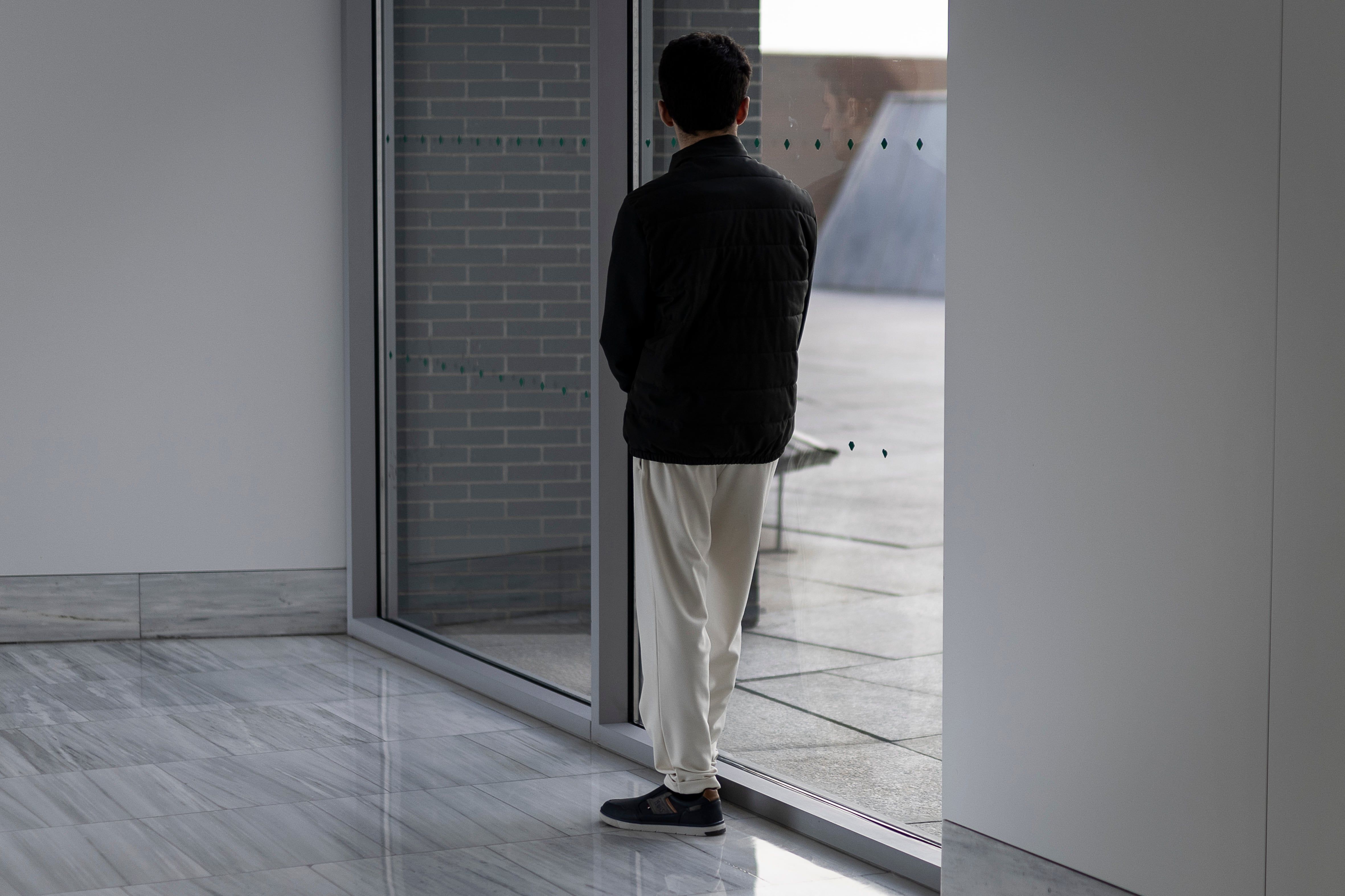 Eletrodos no cérebro reduzem tics graves na Síndrome de Tourette, incluindo gritos e golpes.. Reprodução: Elpais