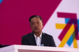 Hock Tan, CEO da Broadcom, em conferência enquanto a empresa anuncia cortes de funcionários e foco em IA. Legenda da imagem. Reprodução: Retorno do item 11