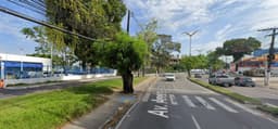 Calçada da Avenida André Araújo em Manaus, destacando a falta de rampas e ciclovias. Reprodução: Globo
