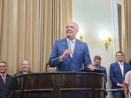 Dr. Fábio Farias recebe a Comenda do Mérito Legislativo Tavares Bastos em Alagoas. Reprodução: Redação