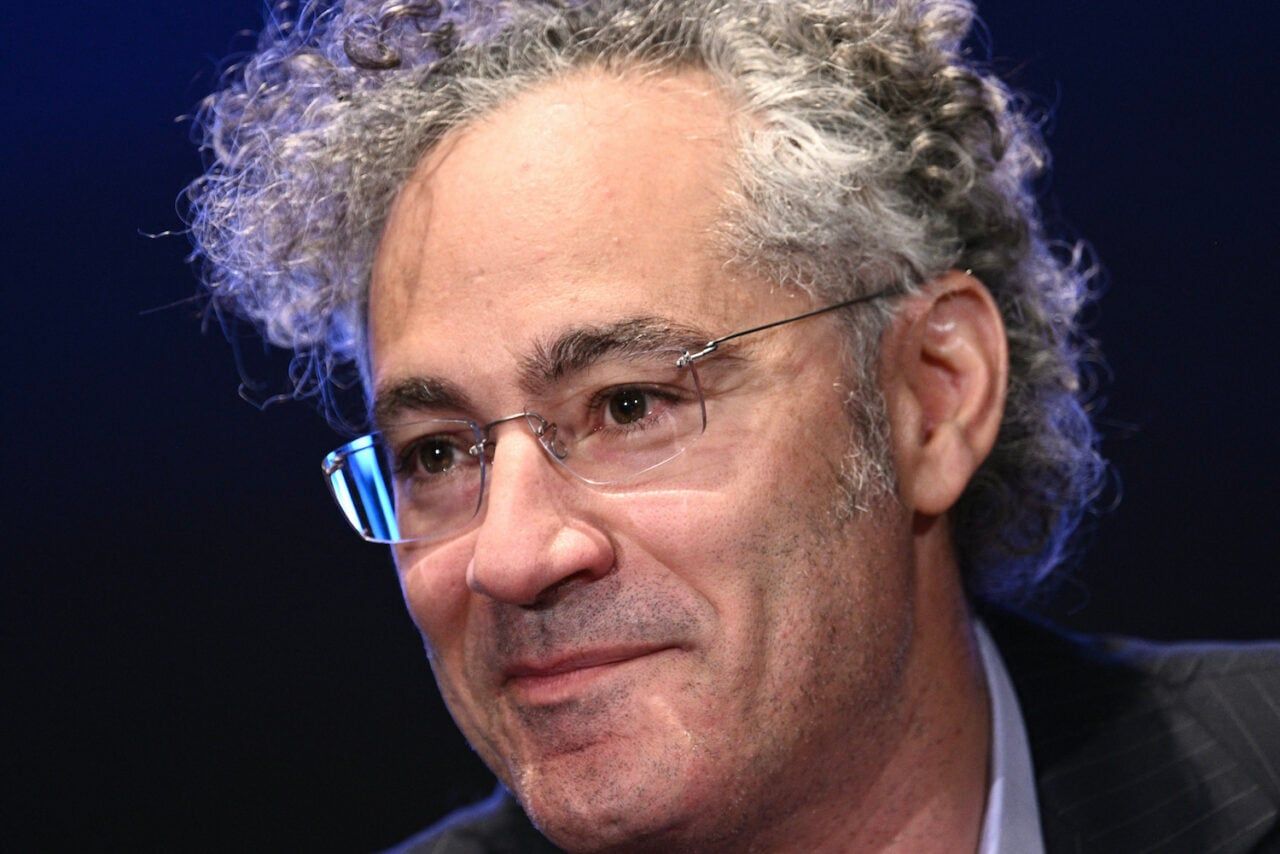 [Alex Karp, CEO da Palantir, durante anúncio sobre US$ 2 bilhões em receita com operações da administração Trump.]. Reprodução: Gizmodo