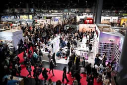 Pessoas na Feira de Frankfurt discutem censura de livros e liberdade de expressão. Legenda da imagem. Reprodução: Retorno do item 11