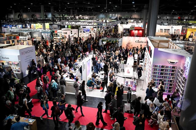 Pessoas na Feira de Frankfurt discutem censura de livros e liberdade de expressão. Legenda da imagem. Reprodução: Retorno do item 11