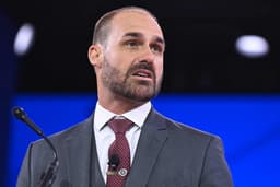 Eduardo Bolsonaro é criticado por ficar fora do Brasil e não cumprir funções parlamentares. Reprodução: Globo
