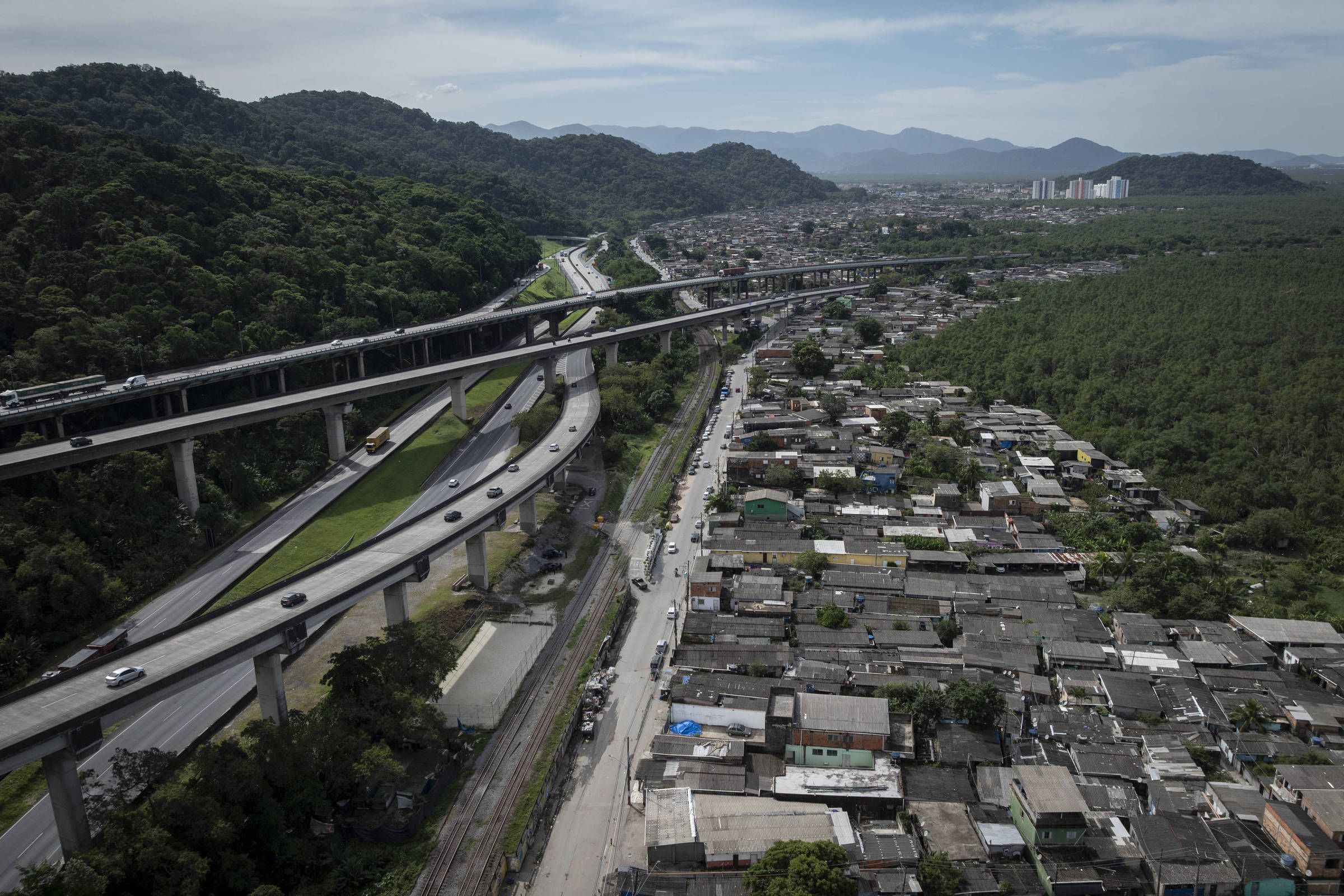 A Baixada Santista enfrenta uma nova onda de violência, reminiscentes dos conflitos de 2006.