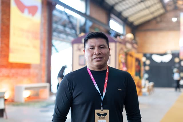 Txai Suruí e Piratá Waurá posam juntos no Festival do Rio 2025, discutindo participação indígena e COP30. Reprodução: Retorno do item 11