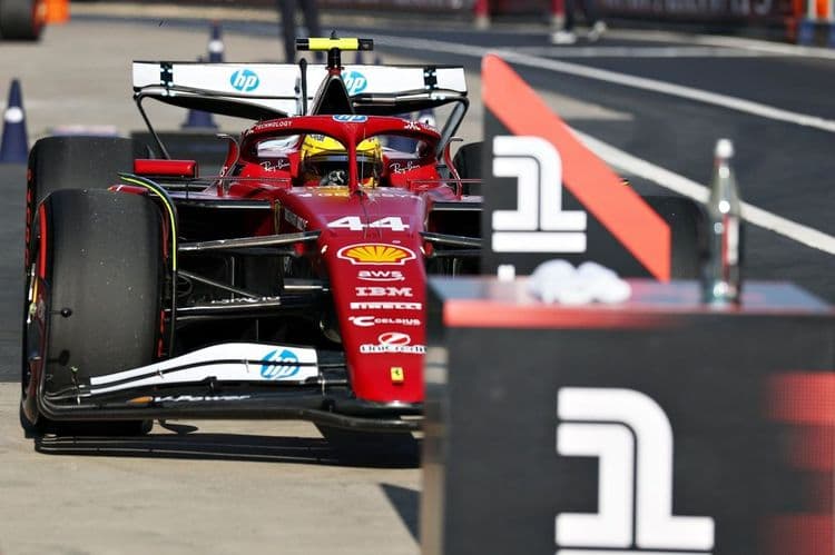 Hamilton Surpreende e Conquista Pole na China