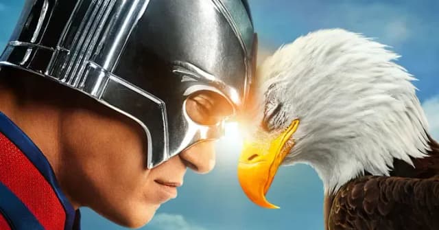 James Gunn com criatura monstruosa dos bastidores da segunda temporada de Pacificador. Reprodução: Legião dos Heróis