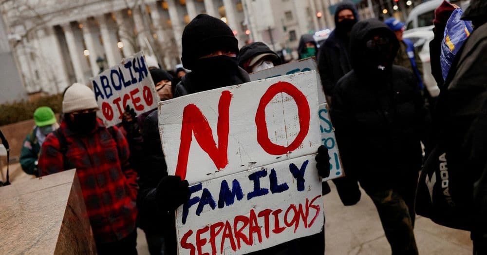 Governo Trump planeja multar imigrantes em até $998 por dia por não deixarem os EUA.; Reprodução: Reuters