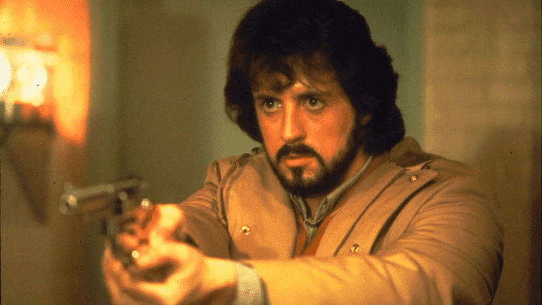 Sylvester Stallone explora uma nova faceta dramática em Falcões da Noite. Reprodução: Terra