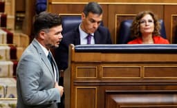 Gabriel Rufián e Pedro Sánchez discutem condições para a investidura do presidente. Reprodução: El País